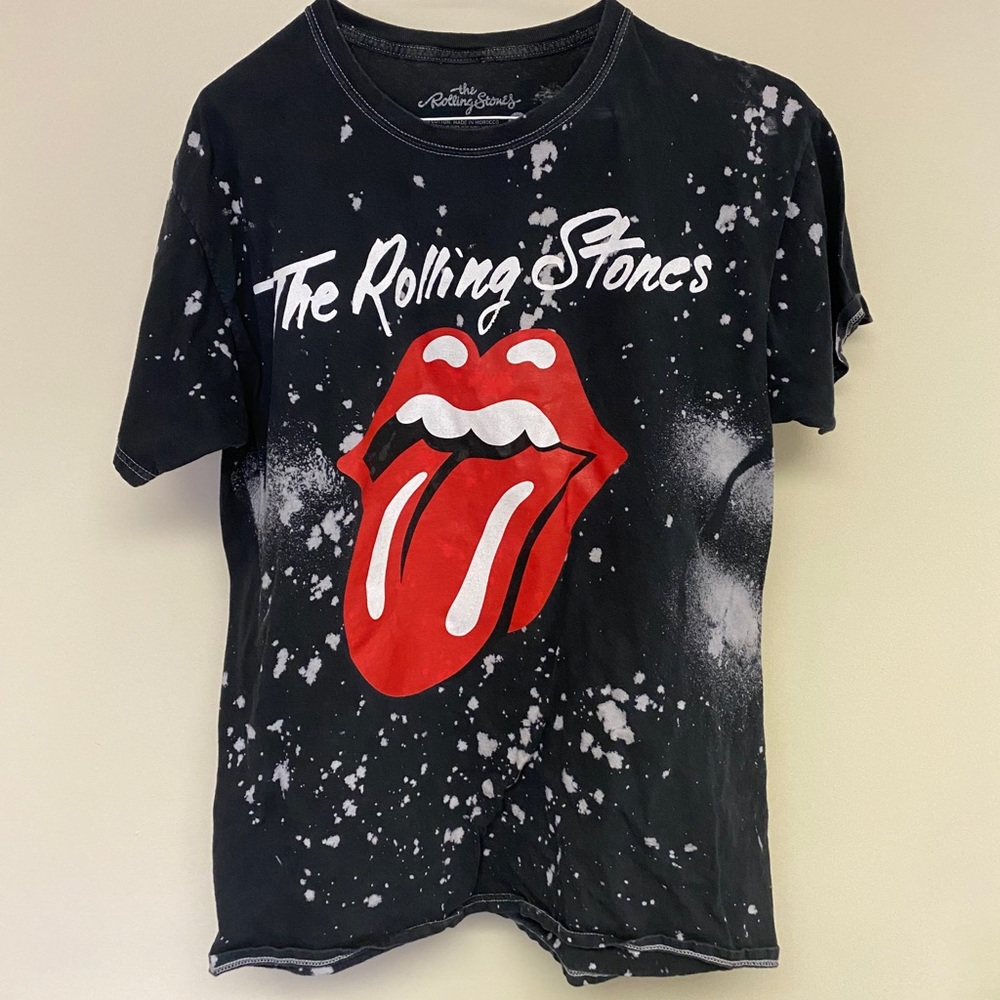 Medium sized rolling stone shirt